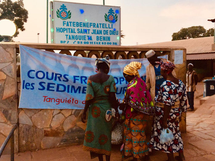 L’icona del gruppo WhatsApp Sediment Urinarie Afrique che mostra donne davanti all’ingresso del Saint Jean de Dieu di Tanguiéta con appeso l’annuncio di un corso sul sedimento urinario.